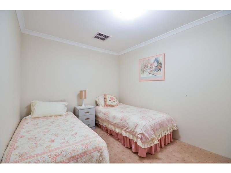 32 Barnsley Street, Queens Park WA 6107