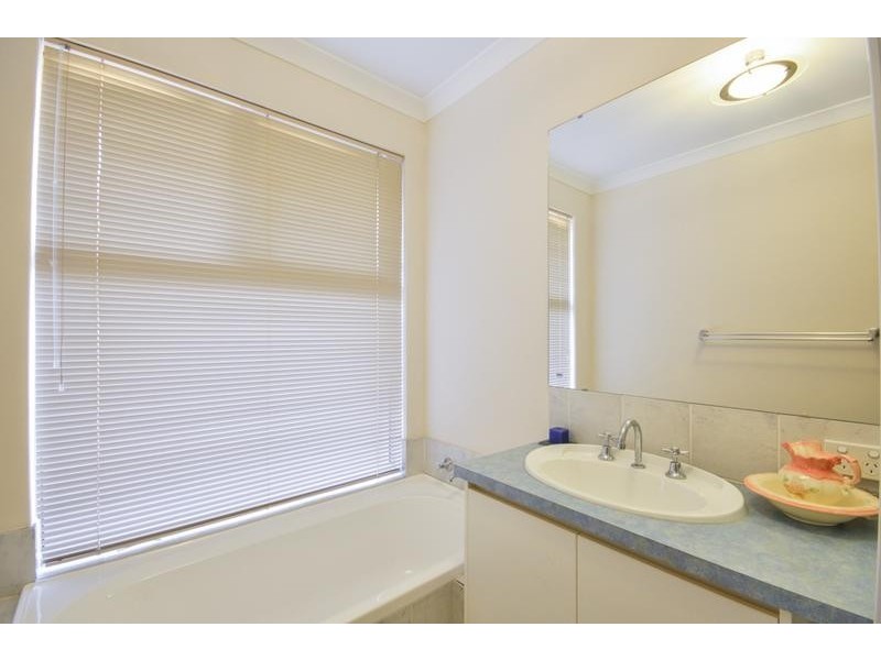 32 Barnsley Street, Queens Park WA 6107