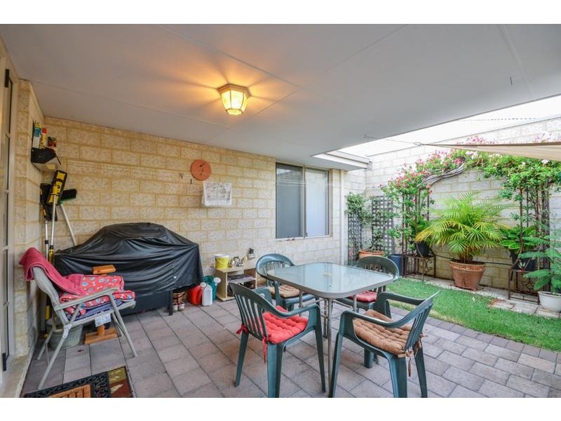 32 Barnsley Street, Queens Park WA 6107