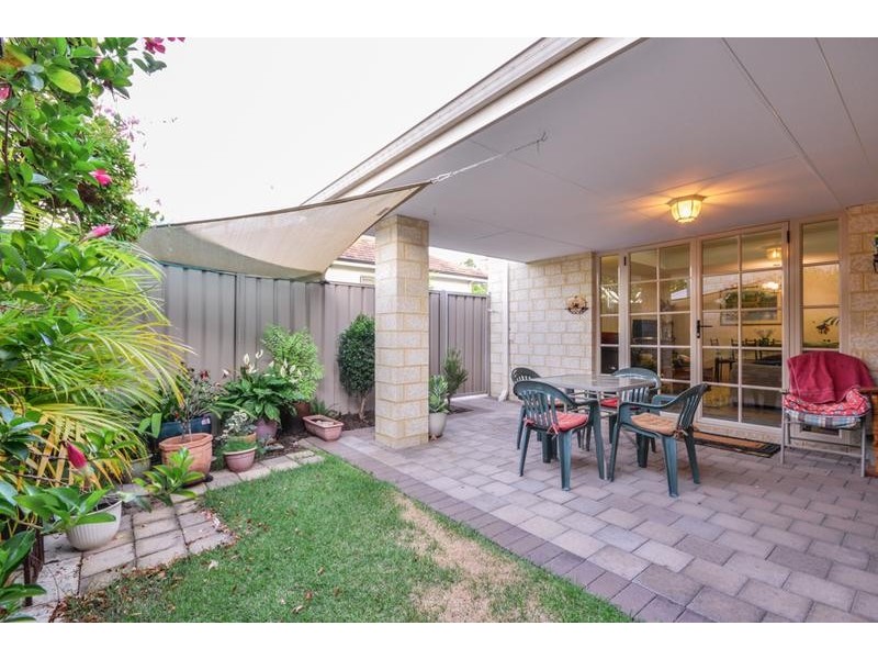 32 Barnsley Street, Queens Park WA 6107