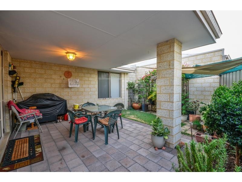 32 Barnsley Street, Queens Park WA 6107