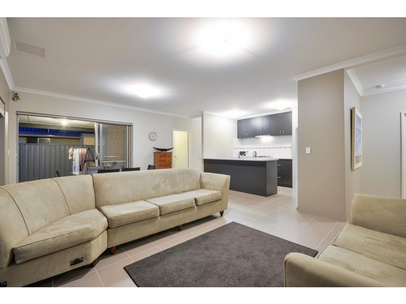 21 Serisier Parkway, Queens Park WA 6107