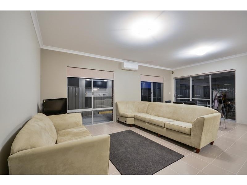 21 Serisier Parkway, Queens Park WA 6107