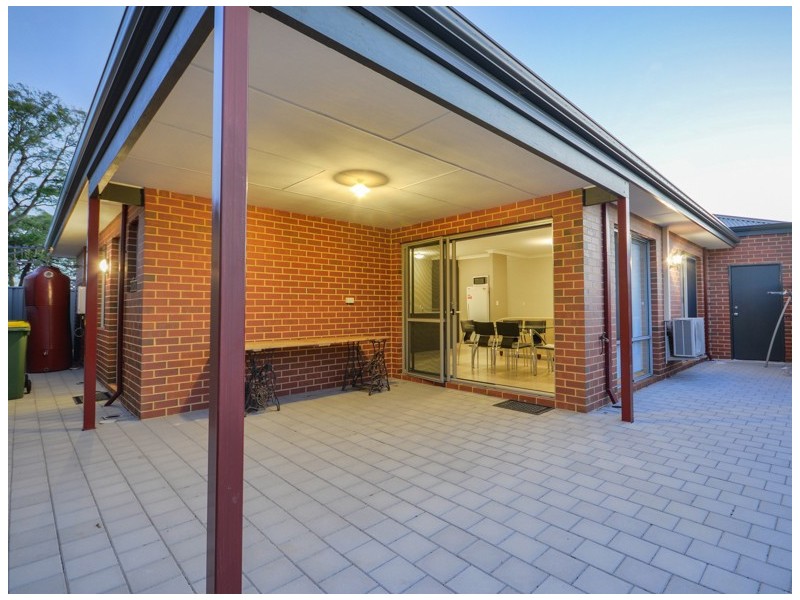 21 Serisier Parkway, Queens Park WA 6107