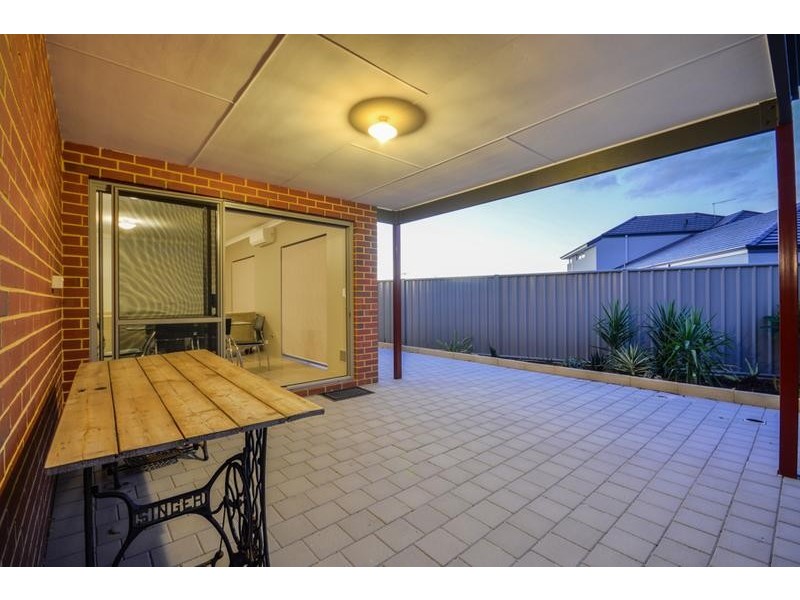 21 Serisier Parkway, Queens Park WA 6107