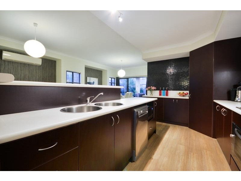 9 Retchford Way, Queens Park WA 6107