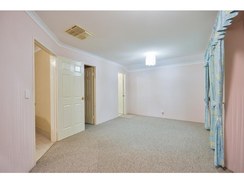 4 Crowlin Gardens, Seville Grove WA 6112