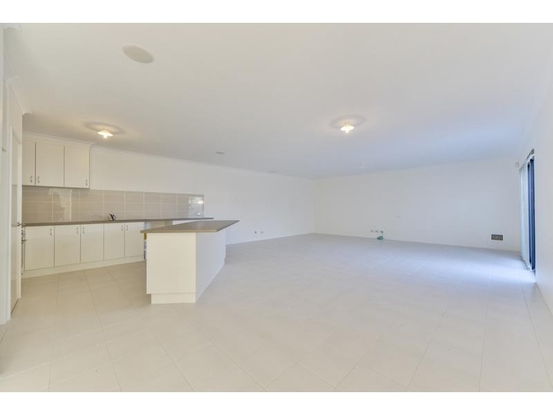 U2/57 Mallard Way, Cannington WA 6107