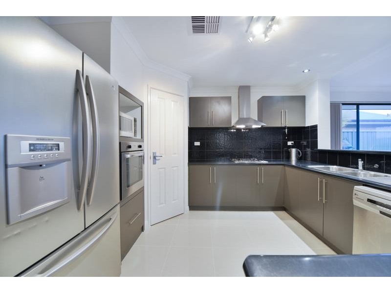 11 Tristram Lane, Wattle Grove WA 6107