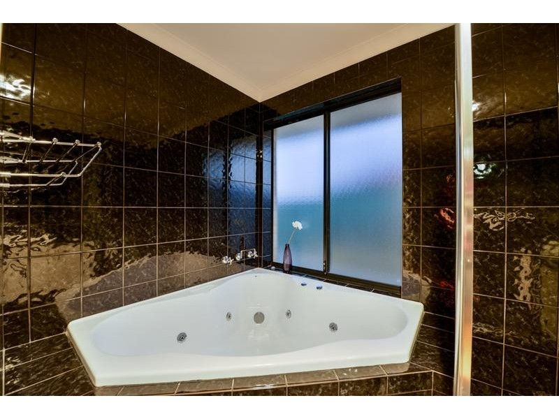 11 Tristram Lane, Wattle Grove WA 6107