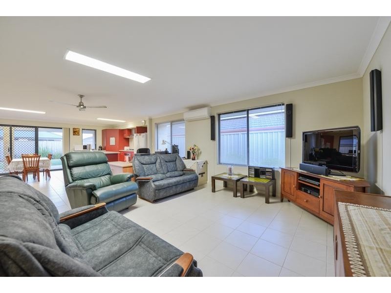 7 Retchford Way, Queens Park WA 6107