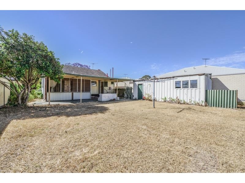 7 Barnsley Street, Queens Park WA 6107