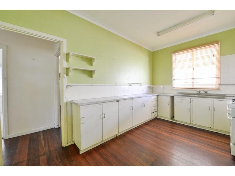 7 Barnsley Street, Queens Park WA 6107