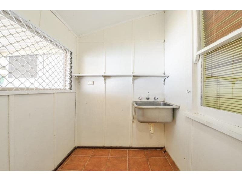 7 Barnsley Street, Queens Park WA 6107