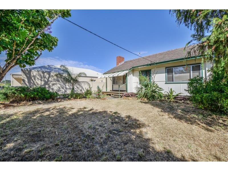 7 Barnsley Street, Queens Park WA 6107