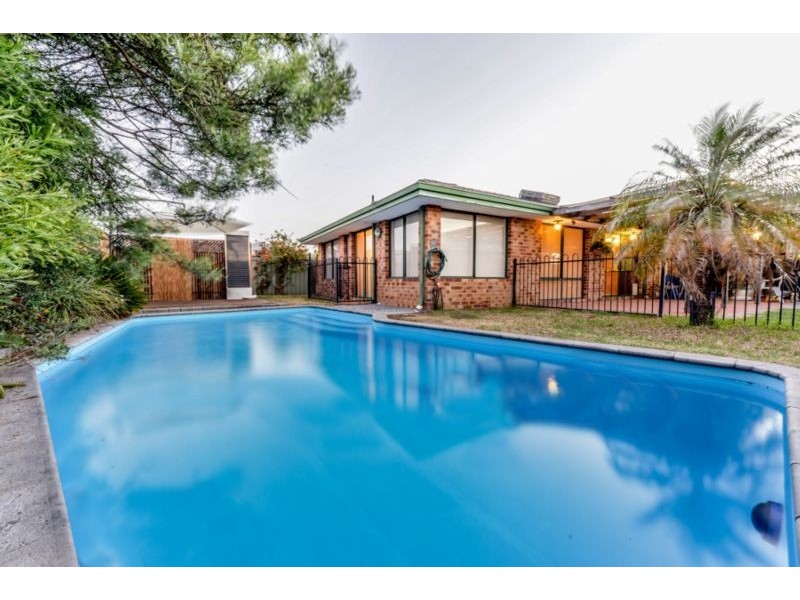 2 Loquat Way, Forrestfield WA 6058