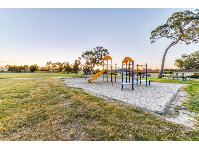2 Loquat Way, Forrestfield WA 6058