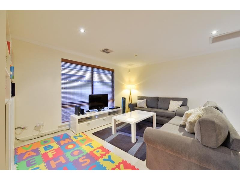 2/4 Lloyd Street, Cannington WA 6107