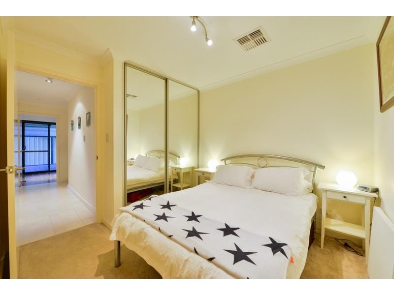 2/4 Lloyd Street, Cannington WA 6107