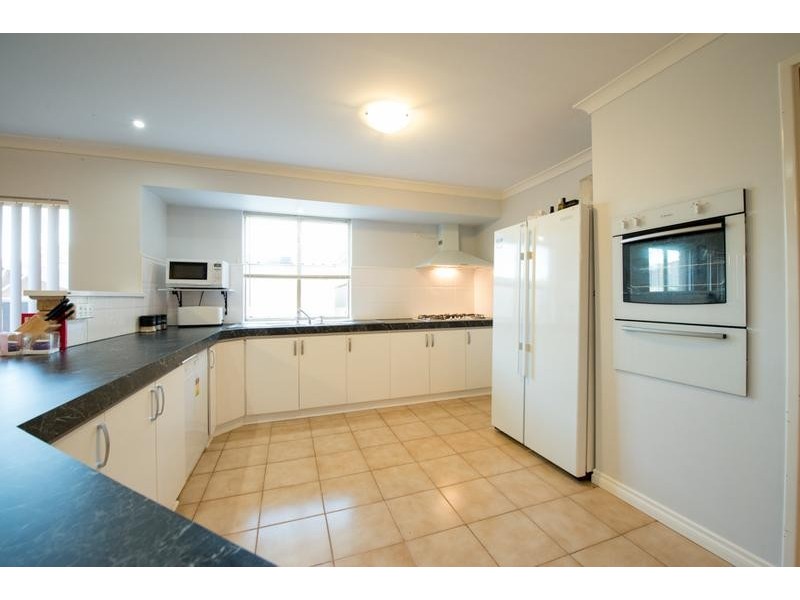 35 Redheart Drive, Thornlie WA 6108