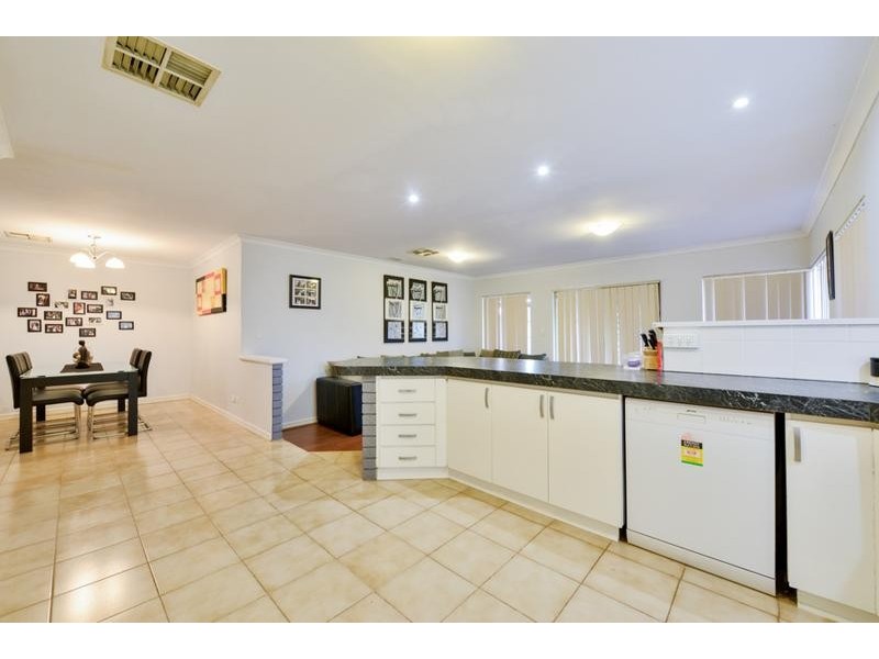 35 Redheart Drive, Thornlie WA 6108