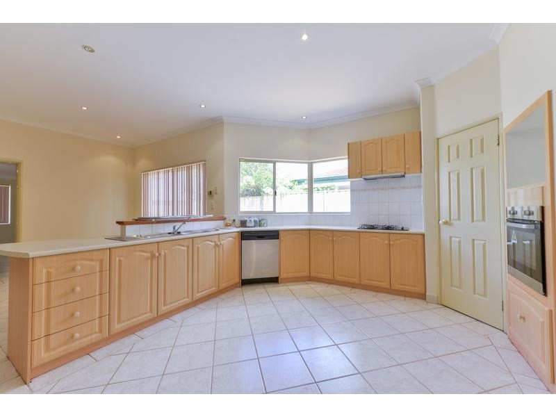 3 Dabchick Close, East Cannington WA 6107