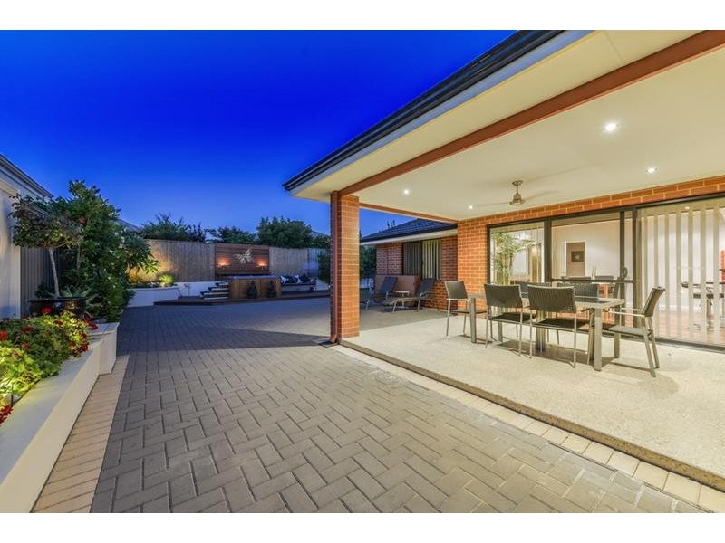 5 Bluestone Loop, Piara Waters WA 6112