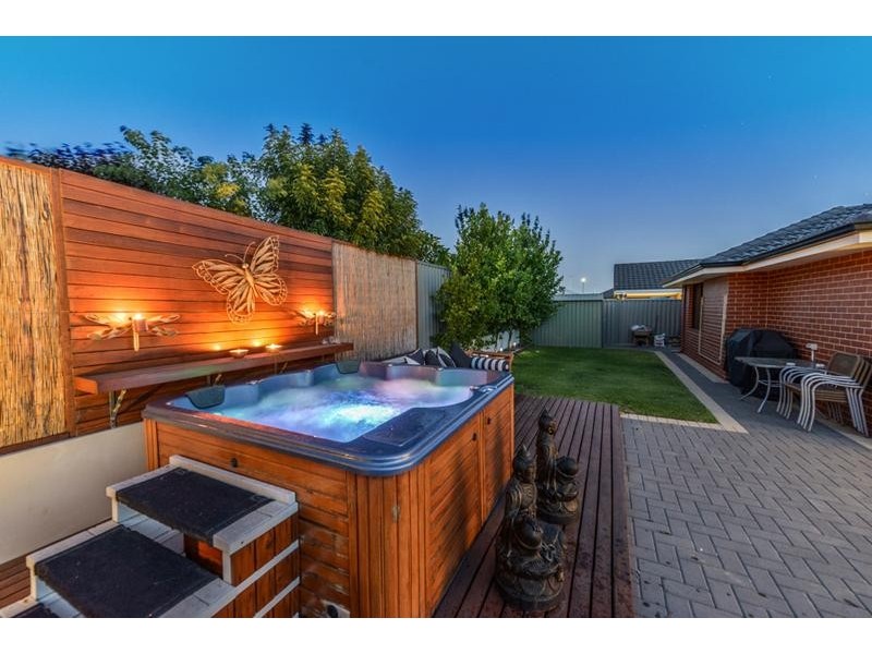 5 Bluestone Loop, Piara Waters WA 6112
