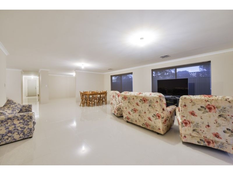 31 Retchford Way, Queens Park WA 6107
