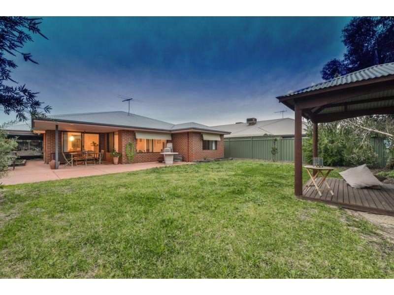 6 Steineck Way, Wattle Grove WA 6107