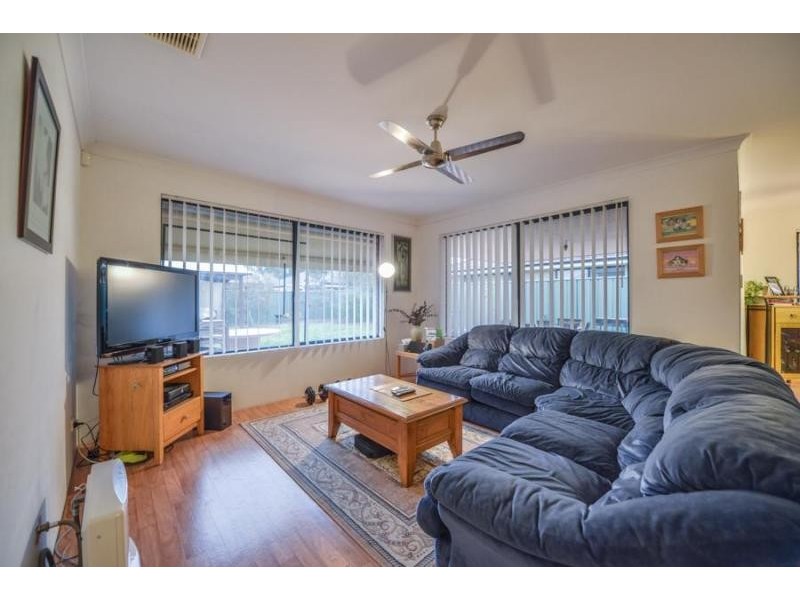 6 Steineck Way, Wattle Grove WA 6107