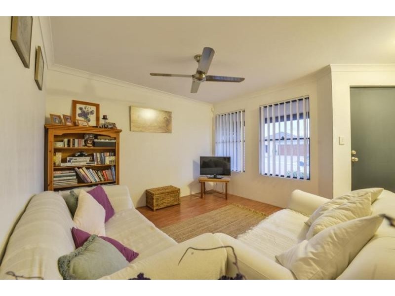 6 Steineck Way, Wattle Grove WA 6107