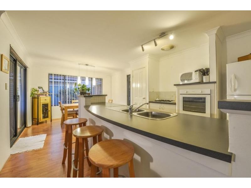 6 Steineck Way, Wattle Grove WA 6107