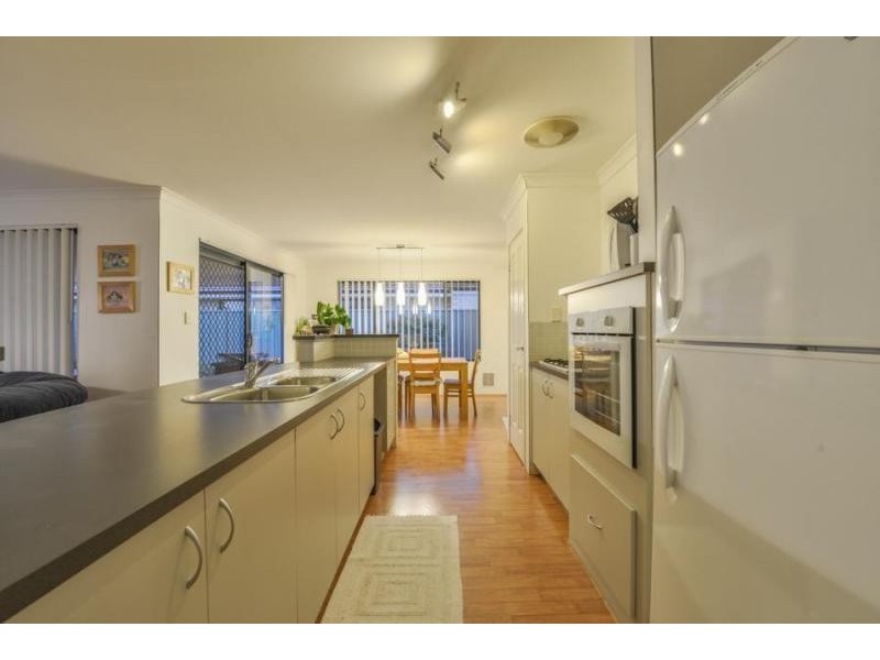 6 Steineck Way, Wattle Grove WA 6107