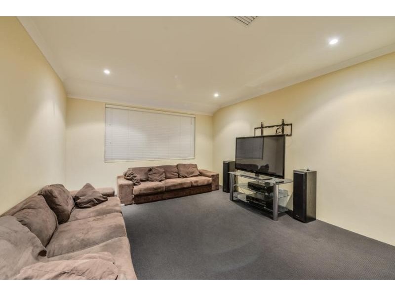 1 Rossiter Avenue, Piara Waters WA 6112