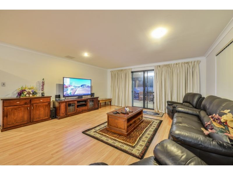 18 Retchford Way, Queens Park WA 6107