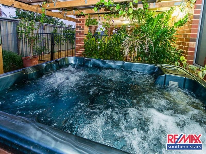 22 Retchford Way, Queens Park WA 6107