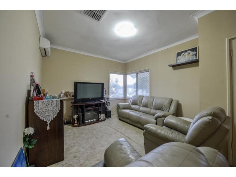 2 Barnsley Street, Queens Park WA 6107