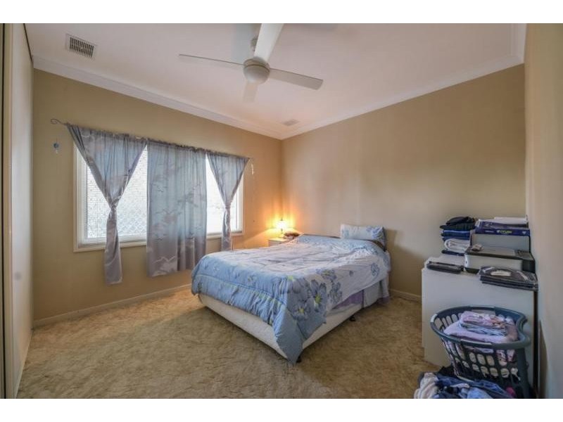 2 Barnsley Street, Queens Park WA 6107