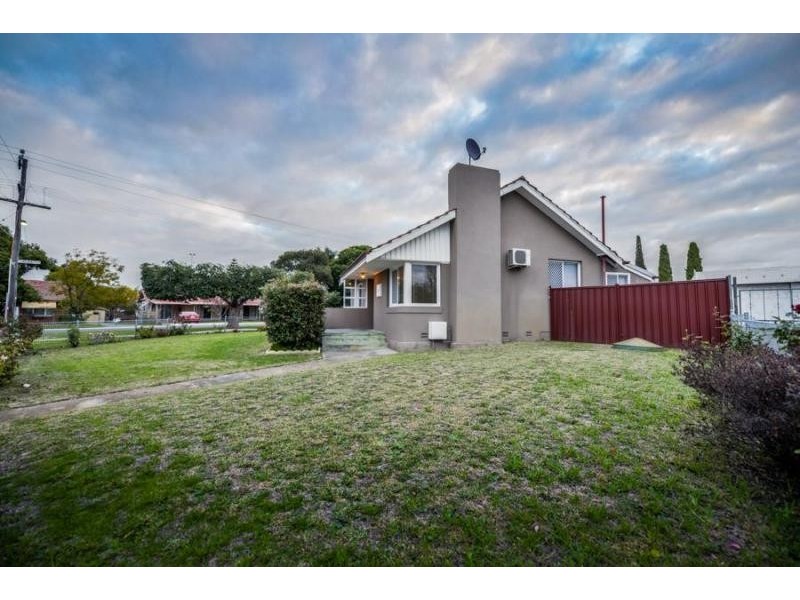 2 Barnsley Street, Queens Park WA 6107