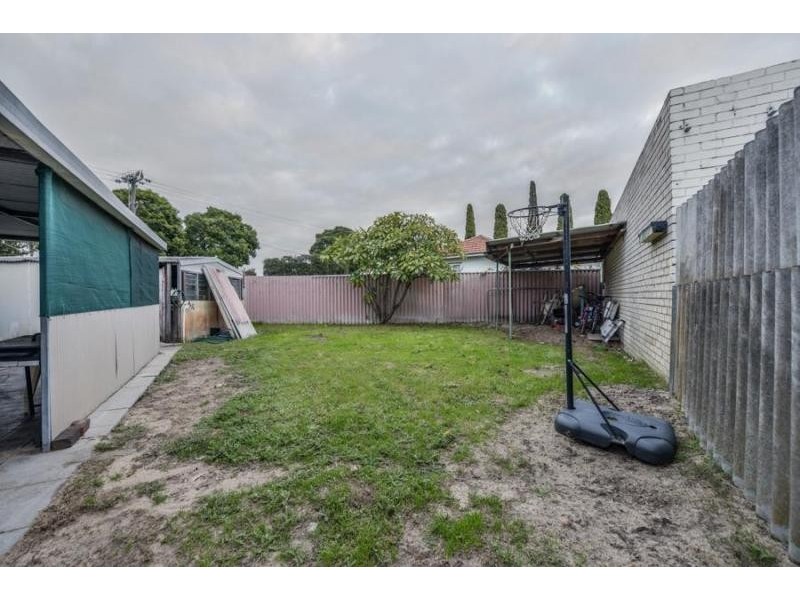 2 Barnsley Street, Queens Park WA 6107