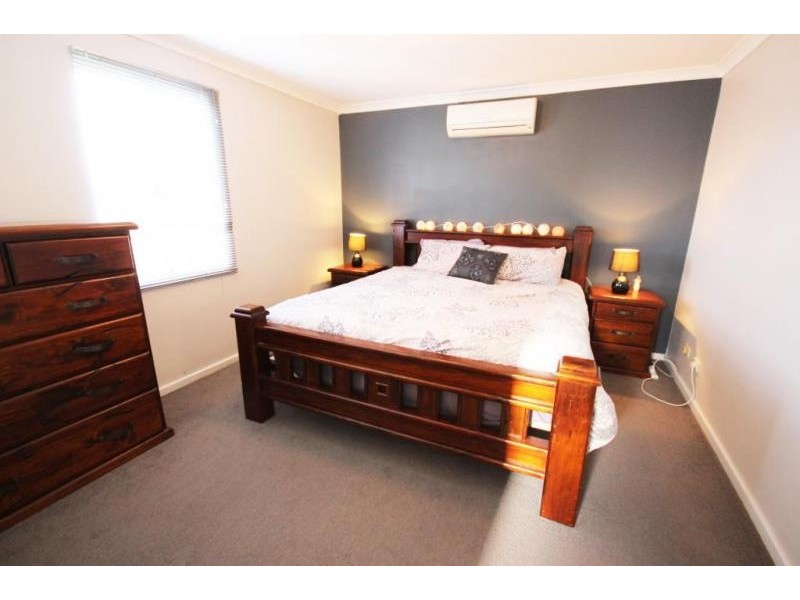 1/2 Ursuline Vista, Queens Park WA 6107