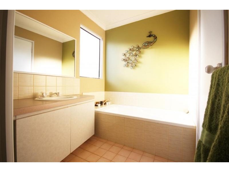 1/2 Ursuline Vista, Queens Park WA 6107