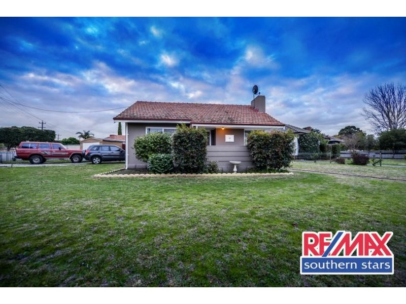 2 Barnsley Street, Queens Park WA 6107