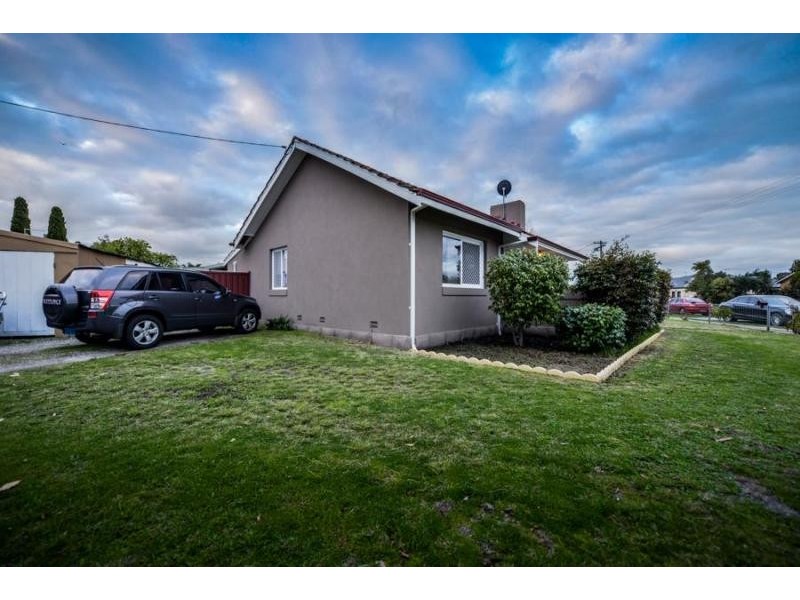 2 Barnsley Street, Queens Park WA 6107