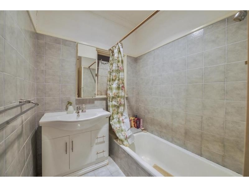 2 Barnsley Street, Queens Park WA 6107