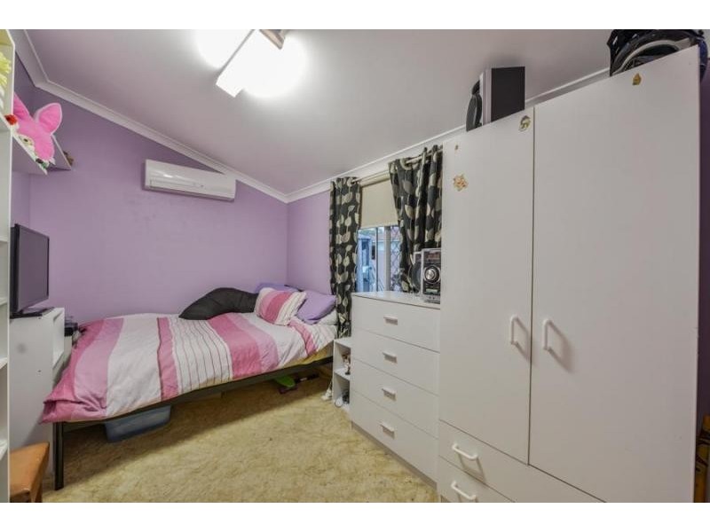 2 Barnsley Street, Queens Park WA 6107