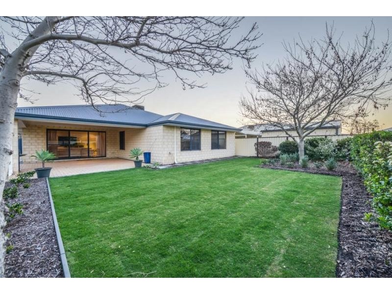 5 Brittain Rd, Wattle Grove WA 6107