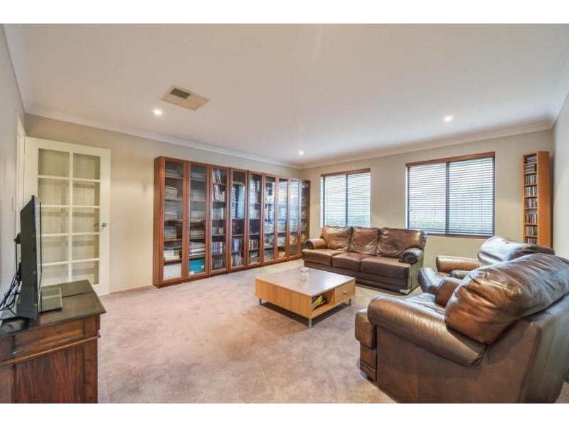 5 Brittain Rd, Wattle Grove WA 6107