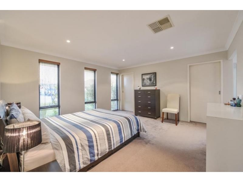 5 Brittain Rd, Wattle Grove WA 6107